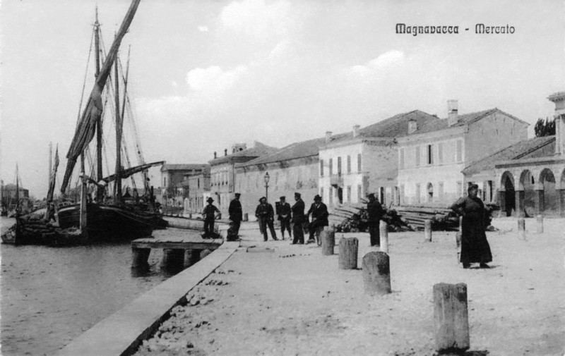 37e-Sul porto di Magnavacca nel 1911, Si vede il carico di legna sulla banchina, ovviamente non è il mercato, come erroneamente dice la cartolina,  sulla destra si vede il loggiato Mazzini..jpg