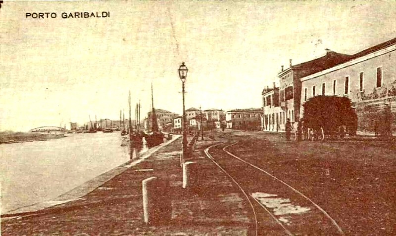 37g1-Una cartolina d'epoca che ritrae il portocanale di Porto Garibaldi assieme alla ferrovia che lo costeggiava, più di 100 anni fa.jpg