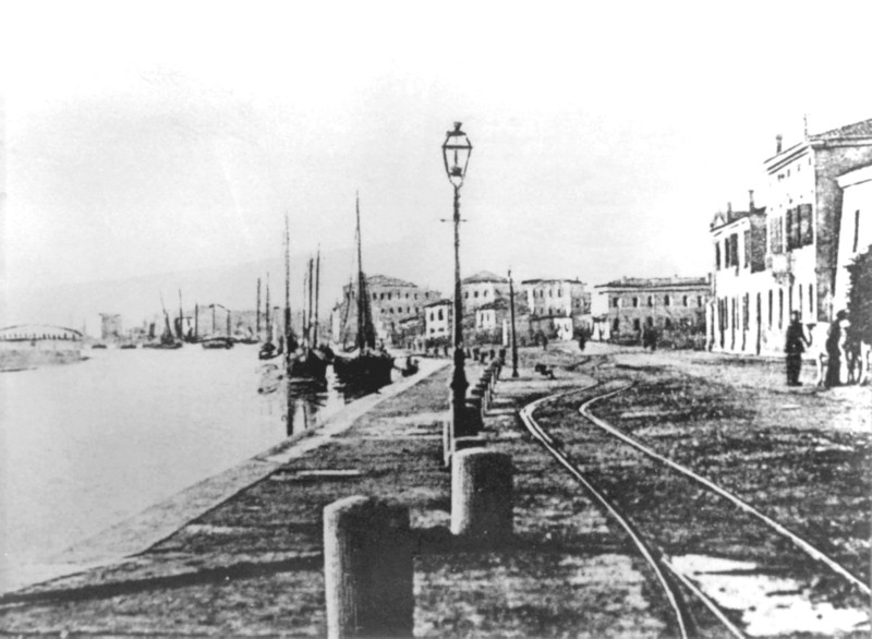 37g2-la via del Porto, alla fine del 1800 e primi anni del 1900 era denominata Piazza Garibaldi.jpg