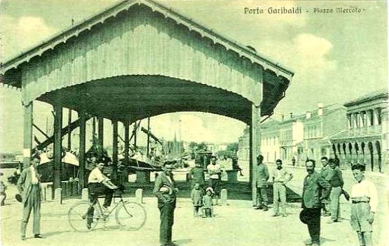 39c-Porto Garibaldi (Fe), Piazza Mercato, grande animazione in primissimo piano, primi anni '900.jpg