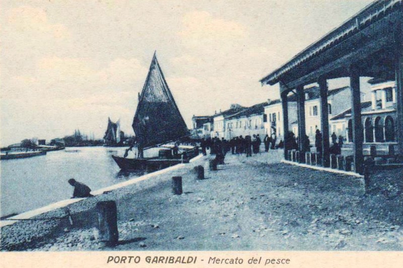 39f-Porto Garibaldi - Mercato del pesce, anno 1923..jpg