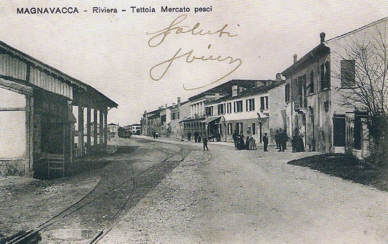 40-Tettoia del mercato del pesce, si notano le rotaie ed il treno in arrivo, anno 1911..jpg