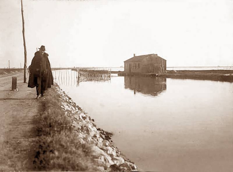 42b-Anno 1927 - La strada Comacchio - Magnavacca costeggiava il canale Pallotta. Non c'era ancora la barriera in cemento armato  in direzione Porto Garibaldi), costruita negli anni '70..jpg