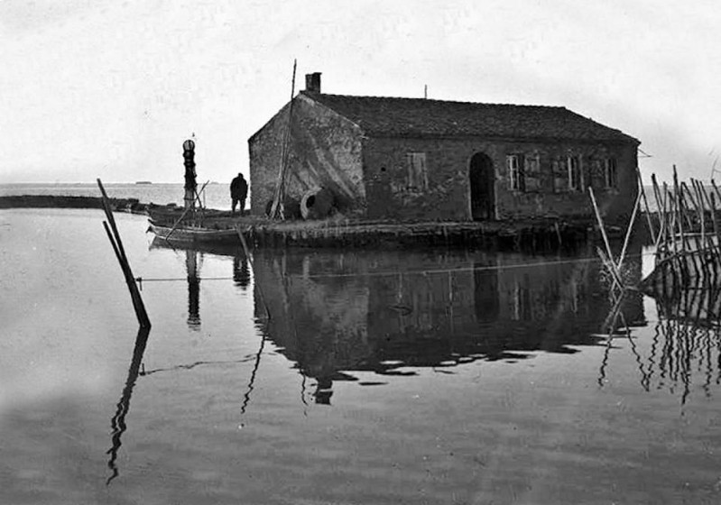 42c-1928 casone sul canale Pallotta, sulla parte terminale del canale sorge il porto peschereccio di Porto Garibaldi..jpg