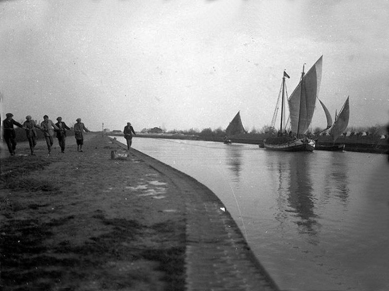 42d-1929 Canale Pallotta Il TIRO delle barche, una pratica che serviva alle barche sprovviste di motore per risalire la corrente del canale,.jpg