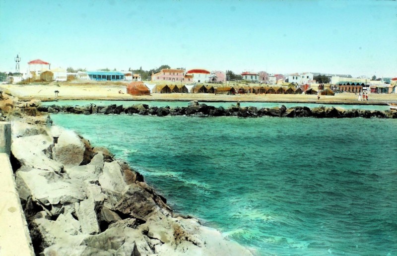 42g-Porto Garibaldi Diapositiva di vetro colorata a mano 1937.Strane capanne sulla spiaggia,e il Faro su di un traliccio metallico..jpg