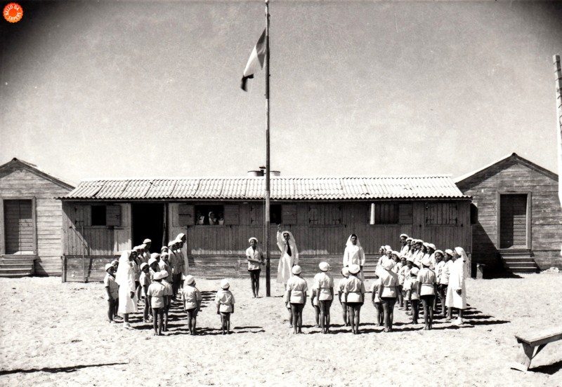 43a-Colonia marina, Portogaribaldi, 1929 – Alzabandiera. Nella colonia marina, la giornata è scandita da orari precisi, in linea con i principi di una sana educazione..jpg