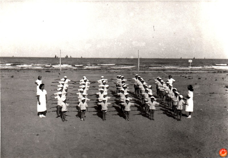 43bColonia marina, Portogaribaldi 1929 - Esercizi in spiaggia..jpg