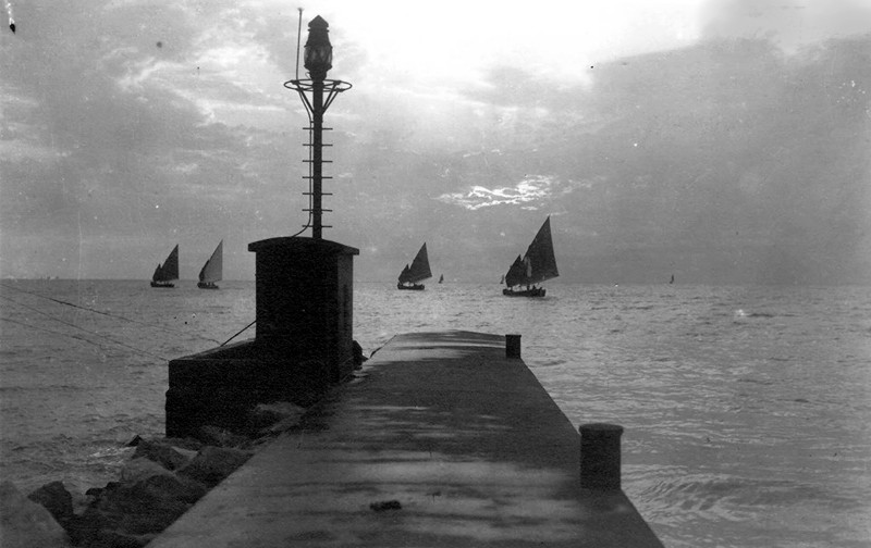 52b-Anni '30' molo di Porto Garibaldi , Bragozzi al largo. Il vecchio fanale verde di Porto Garibaldi..jpg