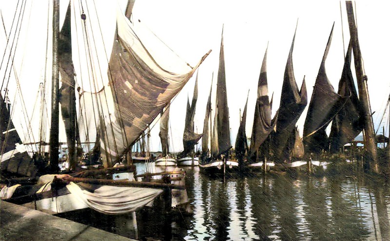 53a-Barconi nella darsena e sul porto canale di Magnavacca anni '40..jpg