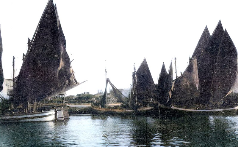 53b-Porto Garibaldi - Barconi nella darsena e sul porto canale di Magnavacca, anni '40..jpg