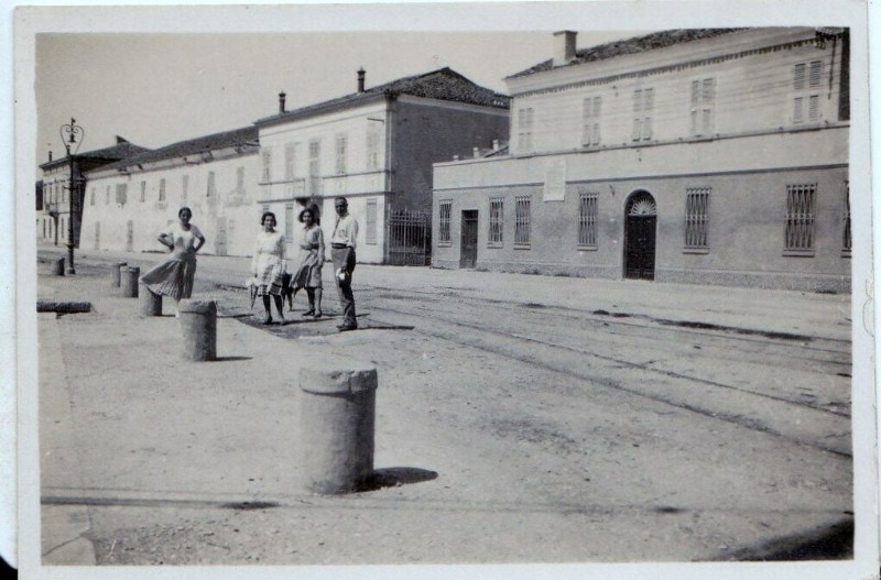 55b-MAGNAVACCA anni'30. il primo edificio sulla sinistra è Villa Bonnet-Pinza, a fianco il magazzino del sale..jpg