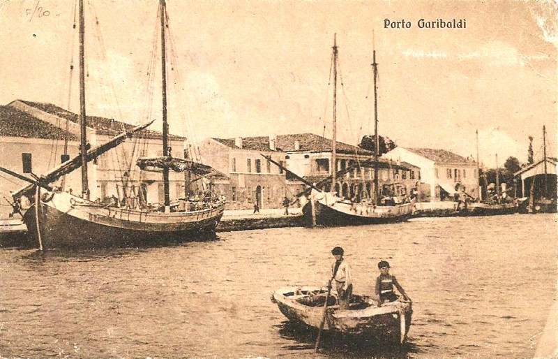 56c - Porto Garibaldi anni '30 - Trabaccoli..jpg