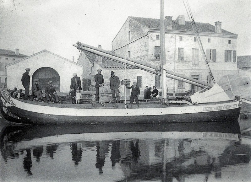 57c-Porto Garibaldi-Comacchio-Baltun nella Darsena,La scritta che si nota a poppa si legge, Dante Porto Garibaldi , non si capisce se e il nome dell barcone , o di Porto Garibaldi,anni'40.jpg