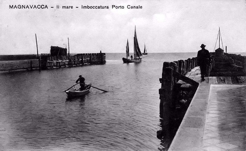 58a- Magnavacca, il mare, imboccatura Porto Canale, la PALA di particolare interesse oltre le palificazioni, è la presenza dello storico bilancione in cima al molo, anno 1910..jpg