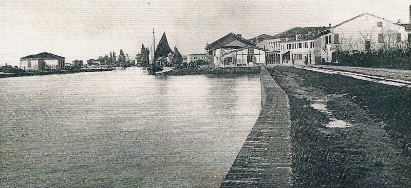 68a-Anno 1910, Magnavacca interno del Porto, le case sorgevano su entrambi i lati della strada del Porto..jpg