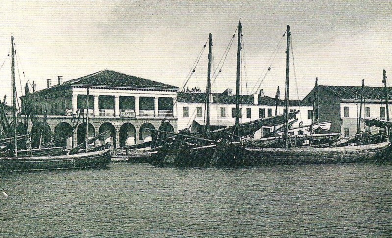 69a-Anno 1911, Magnavacca Piazza Garibaldi, veduta del Porto e sullo sfondo il loggiato MAZZINI..jpg