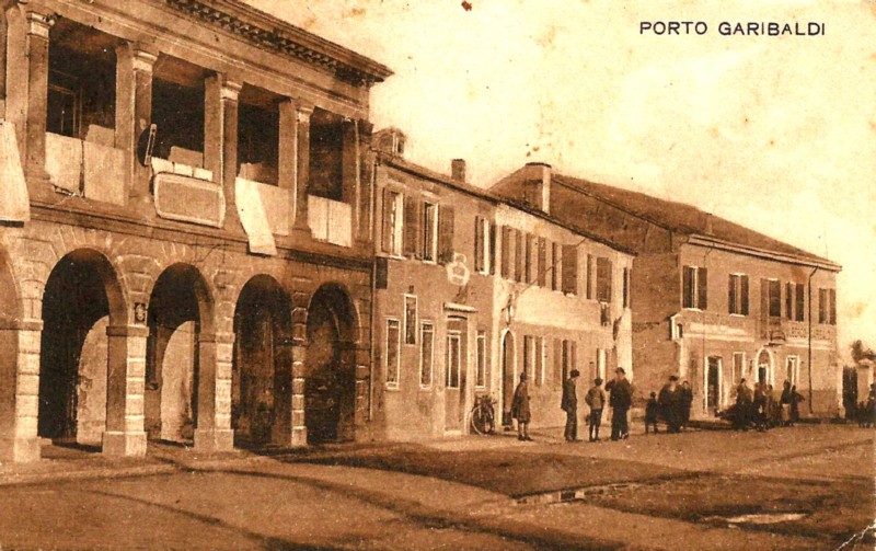 70b-PORTO GARIBALDI anni'30. Il loggiato Mazzini e in fondo a destra L'Albergo Garibaldi dove oggi è ubicata la Pescheria Cavalieri 'Rosina'.jpg