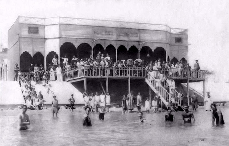 74-Bagno APOLLO con scala a mare, i bagni erano praticamente immersi in acqua, innalzati su palafitte, talmente esposti che saranno distrutti da una mareggiata nel 1927..jpg