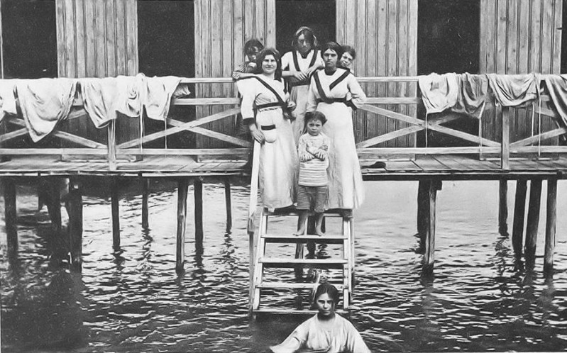 76-Magnavacca - gruppo di bagnanti , anche i camerini si trovavano in acqua - anno 1910.jpg