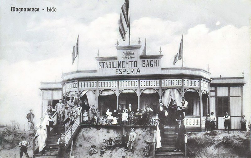 77a-Al centro la famiglia MARI che gestiva lo stabilimento balneare ESPERIA - 18 Agosto 1912.jpg