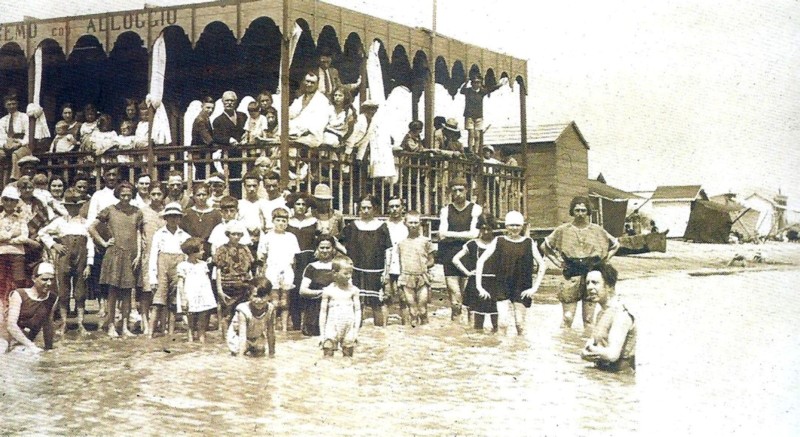 80a-Bagno EREMO e folto gruppo di bagnanti.jpg