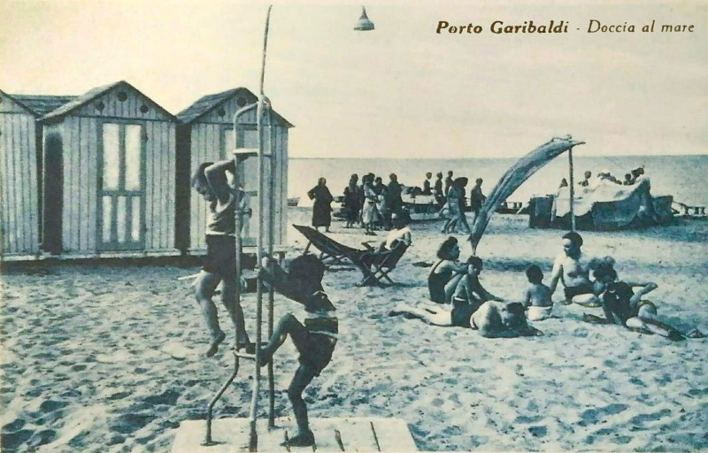 83e-Porto Garibaldi - Doccia al mare 1940..jpg