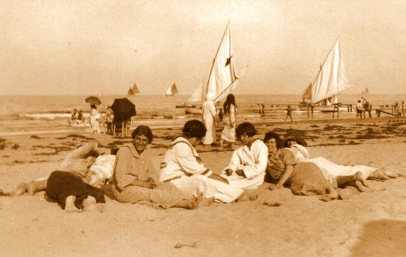 83f-Porto Garibaldi - Prima dei bikini sui lidi ferraresi. i 2 pezzi sono arrivati in Italia nel 1946..jpg