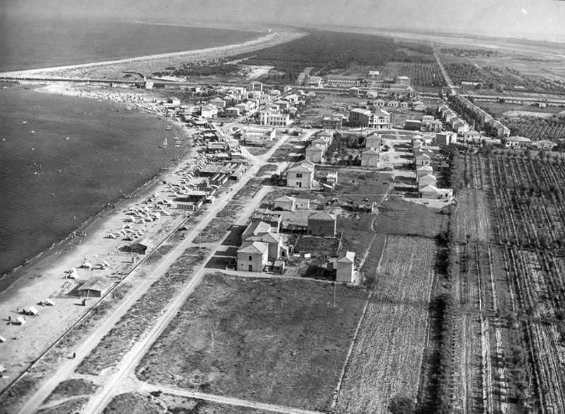 87a-PORTO GARIBALDI primi anni'50 il Lido degli Estensi non esisteva ancora, era in costruzione l'Istituto ENAOLI. Dicono che dall'altra parte del molo  c'erano delle conchiglie bellissime!.jpg