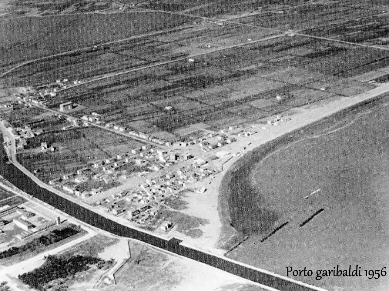 87e-Veduta aerea del Porto anno 1956, Porto Garibaldi paese di mare con un porto in grado di ospitare uno dei centri pescherecci più importanti dell'Adriatico oltre a nota zona balneare..jpg