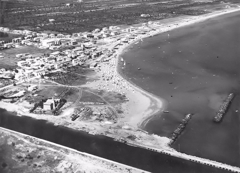 87f-Porto Garibaldi-primi anni anni 50  - me lo ricordo PortoGaribaldi con solo due dighe, nelle cui estremità  si prendevano cefali e anguille di una certa mole..jpg