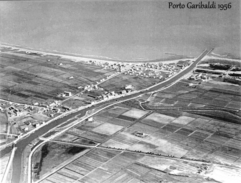 87g-Veduta aerea di Porto Garibaldi nel 1956. Quanta campagna c'era allora!!! Pochissime case e pochi Viali. Anche il Lido degli Estensi allora non c'era, o si stava iniziando a costruirlo.jpg