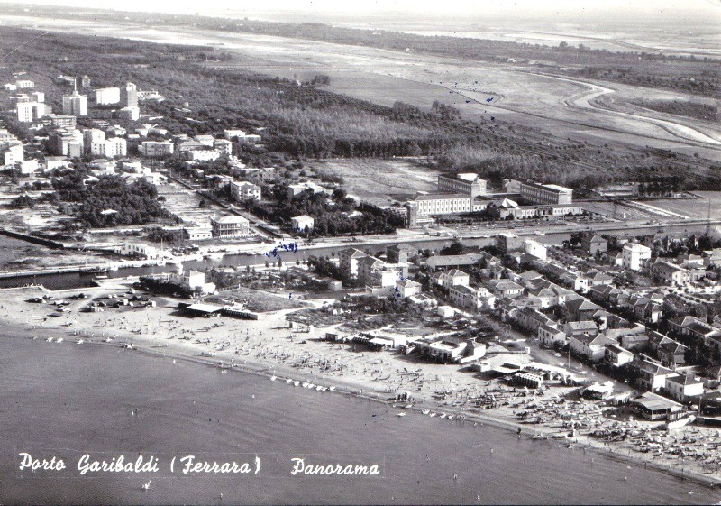 87h-La casa della Gigion, Porto Garibaldi e Lido degli Estensi con la sua bella pineta anni '50, con la scuola marinara e il grande spazio per le ore libere, con il campo di calcio, quello di pallavo.jpg