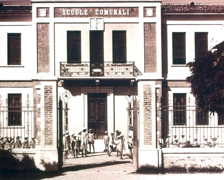 90c-Porto Garibaldi - Scuole comunali 1930. la scuola, che si trova in Via Caduti del Mare, è ancor oggi in piedi dopo aver resistito ad un bombardamento che ha distrutto  il paese nel '44 ..jpg