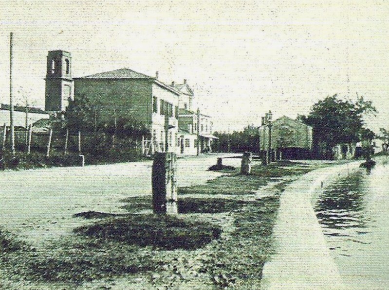 96a-Porto Garibaldi - Viale della stazione nella parte terminale del Porto dove si affaccia la chiesa..jpg