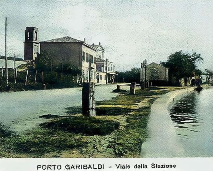 96b-Anni 20 Vle della Stazione. Magnavacca. Paesaggio completamente cambiato. C'é il campanile e l'antica chiesa seminascosta di Magnavacca.jpg