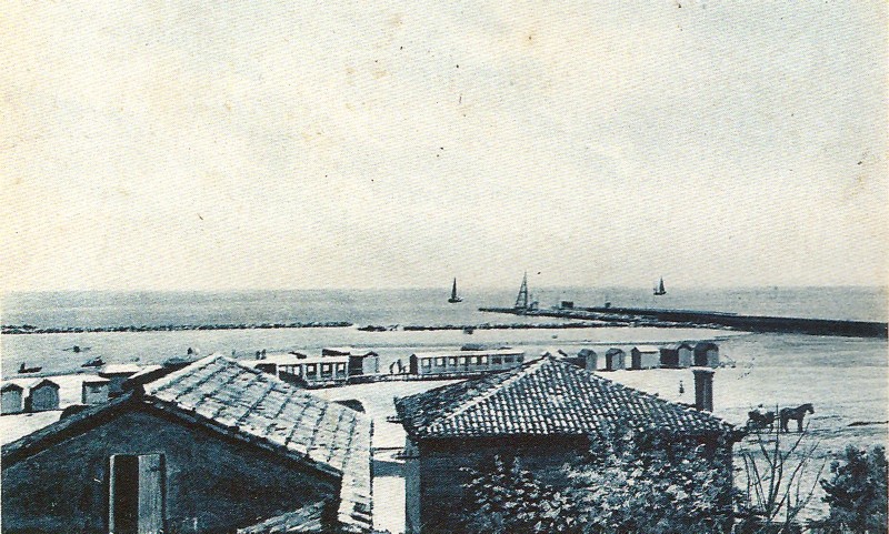 113-Porto Garibaldi-Veduta dal molo ed in primo piano i camerini sulla spiaggia ed un caratteristico barroccio.jpg