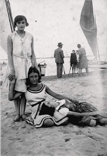 127e-In spiaggia a Porto Garibaldi negli anni '30..jpg