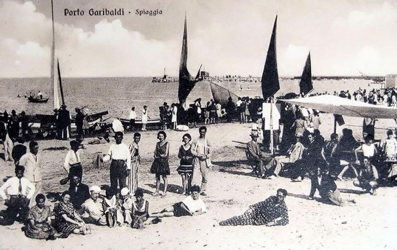 128-Tutti al mare rigorosamente vestiti - anno 1932Porto Garibaldi spiaggia 1932.jpg