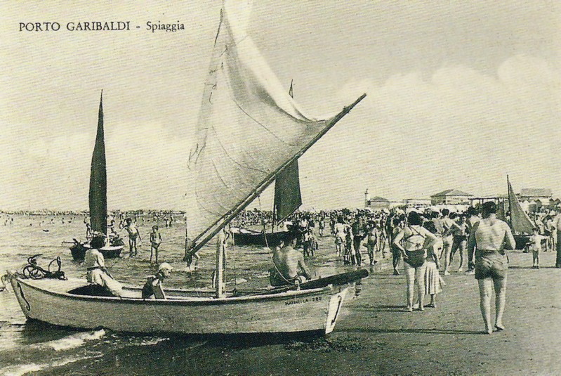 137a-Barche da pesca e da passeggio incrociavano davanti all'arenile issando splendide vele, anni 40..jpg