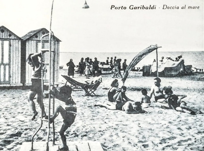 137b-Porto Garibaldi anni '40 -  c'erano dei ristoranti poggiati su palafitte dove si mangiava benissimo e poi c'erano le dune.jpg