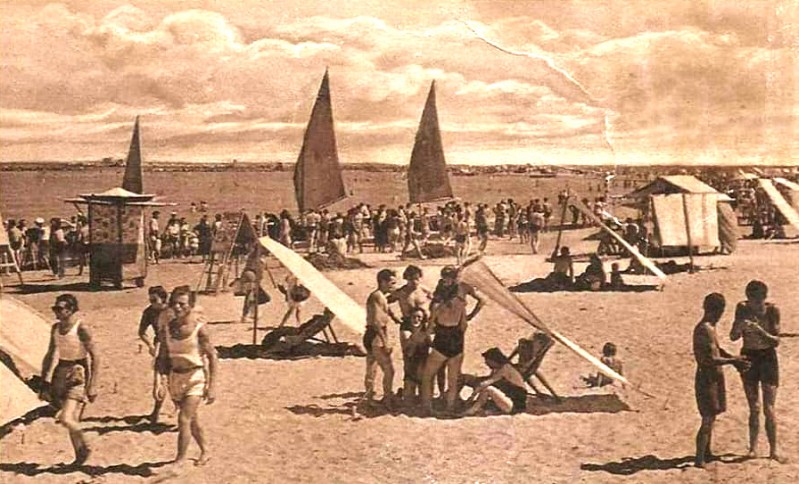 137d-Porto Garibaldi - La spiaggia anni 40..jpg