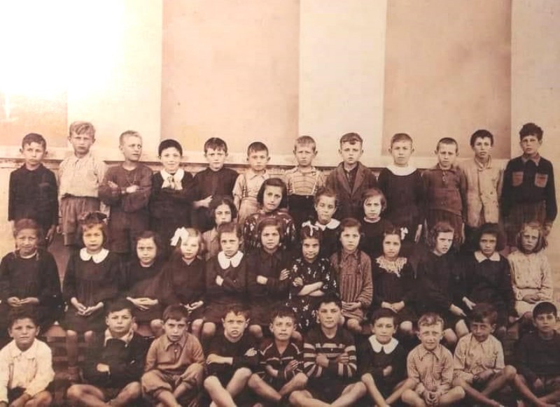 137e-Questa è una classe di bambini e bambine di Magnavacca, sotto i 10 anni, per cui la foto dovrebbe risalire ai primi anni '40, quindi prima del rovinoso bombardamento di Magnavacca.jpg