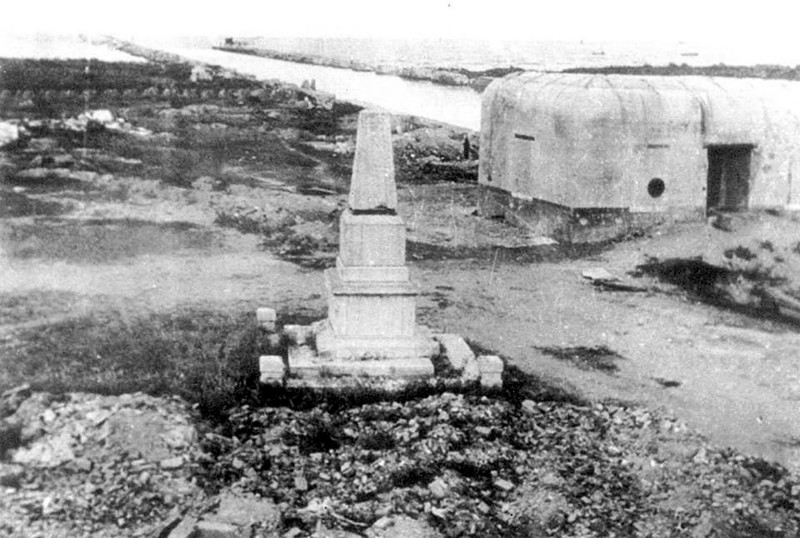 151a-Porto Garibaldi-port ad magnavache al furten e al munumaint ca adass la in tla rutonde (Portogaribaldi il porto col fortino e il monumento ora situato nella rotonda 1945).jpg