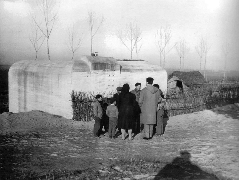 151b-Bunker a Mesola - Fortino (Dopo I Bombardamenti Usato Come Abitazione) anno 1947.jpg