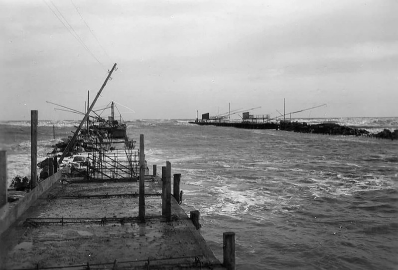 158a-Porto Garibaldi - La ricostruzione del porto dopo i bombardamenti degli americani del 1944..jpg