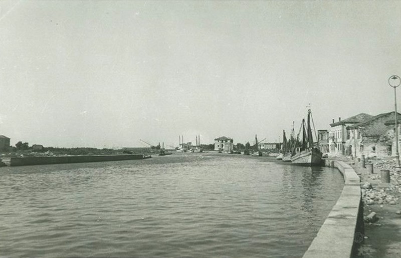 158b-PORTO GARIBALDI dopo bombardamenti del 2 aprile 1945, il magazzino del sale, villa Bonnet-Pinza e la Torre Bianca -al casarmon-. Le scuole, la chiesa, il loggiato Mazzini la ferrovia.jpg