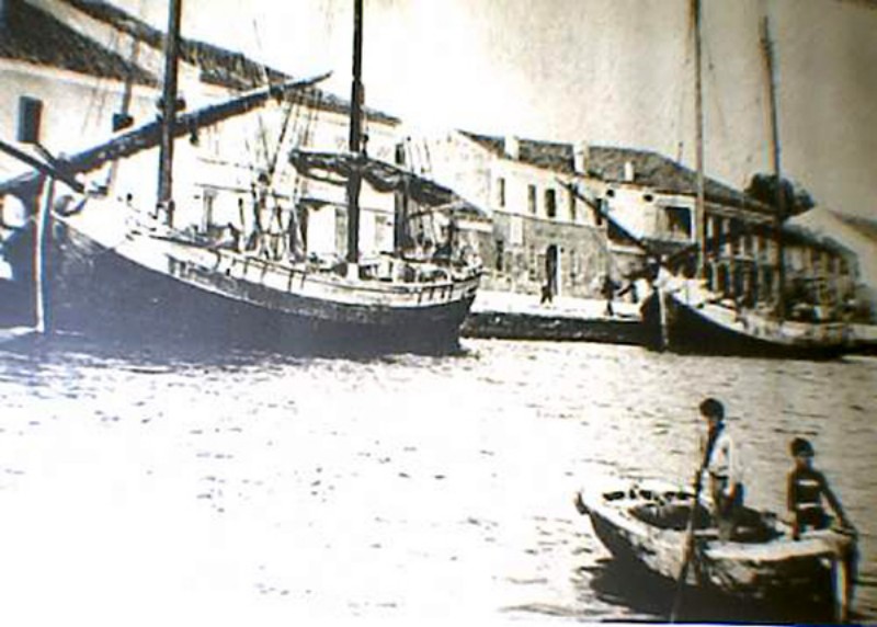 174-Porto Garibaldi - porto canale nel primo dopoguerra, Le barche Chioggiotte,bombate e con le vele,anche le nostre allora avevano anche le vele!!!.jpg