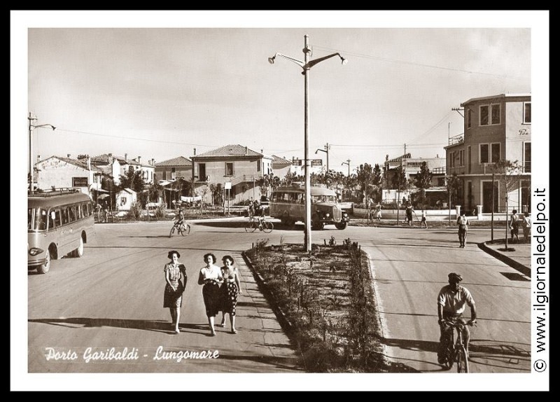 177b-177a-Porto Garibaldi - lungomare, Piazza III Agosto - 1953.jpg