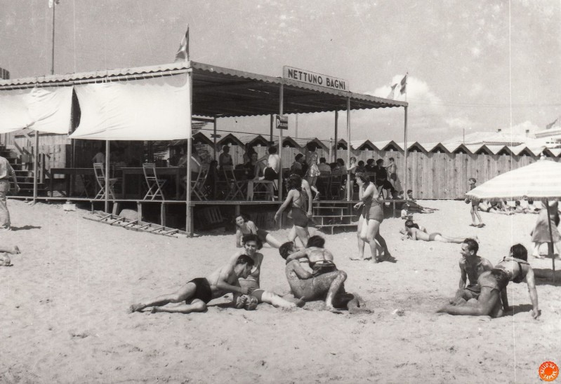 182e-Porto Garibaldi - La balneazione al bagno Nettuno anni '50..jpg